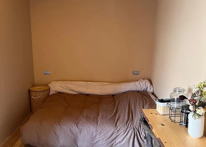 Cosy With Bathroom In Prime Area Apartment